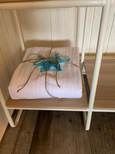 Postel nebo postele na pokoji v ubytování Ocean Glass Inn
