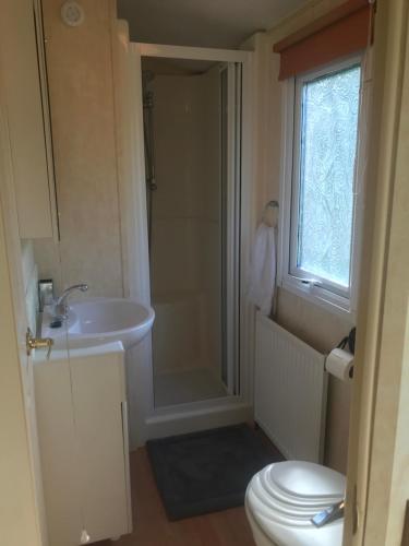 O baie la Yeovil Accomodation Business & Pleasure, 2 dble Bedrooms, Bathroom en-suite, Kitchen, Lounge, Diner, Garden, 365 acres Forest & Streams, Workers huts available with lrge Van parking