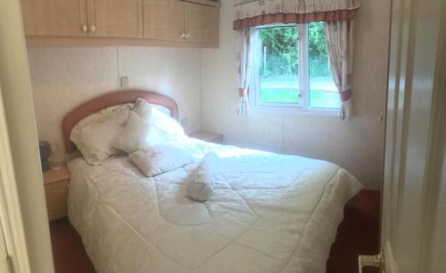 Foto de la galería de Yeovil Accomodation Business & Pleasure, 2 dble Bedrooms, Bathroom en-suite, Kitchen, Lounge, Diner, Garden, 365 acres Forest & Streams, Workers huts available with lrge Van parking en Montacute