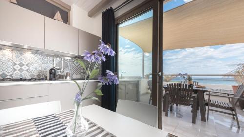 a kitchen and dining room with a view of the ocean at Arabel open space in San Lorenzo