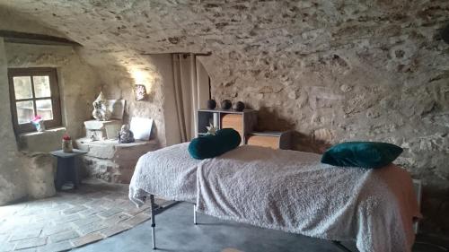 Postel nebo postele na pokoji v ubytování Suite Médiévale 40m2 chambre d' hôte du Mas Fabrègue