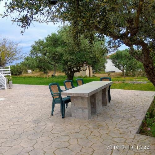 Taman di luar Stelios Studios