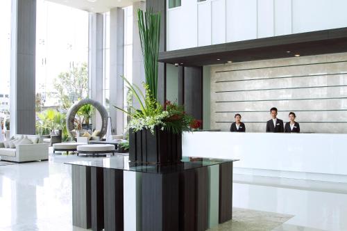 a lobby with three people in a building at Classic Kameo Hotel & Serviced Apartment, Rayong in Rayong