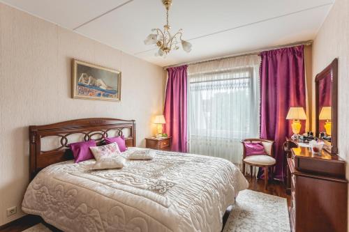 1 dormitorio con 1 cama grande con toques morados en Raua 13 en Tartu