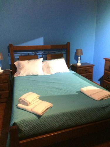 ein Schlafzimmer mit einem Bett mit zwei Handtüchern darauf in der Unterkunft Monte Loureiro-caveira in Melides