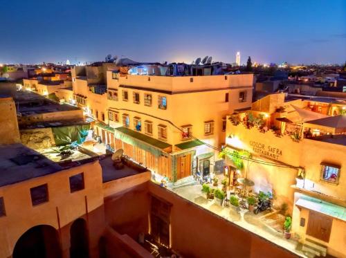 eine Aussicht über eine Stadt in der Nacht in der Unterkunft Riad Dantella in Marrakesch