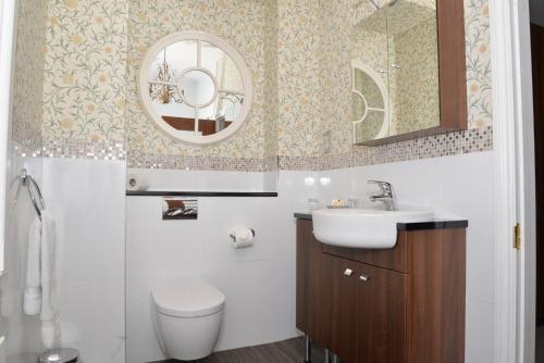 Bilik mandi di Chiseldon House Hotel