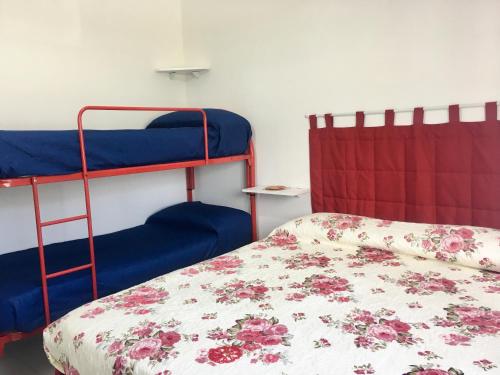 1 Schlafzimmer mit 2 Etagenbetten und 1 Bett in der Unterkunft Casa Vacanza “La Mantinera” in Falcone