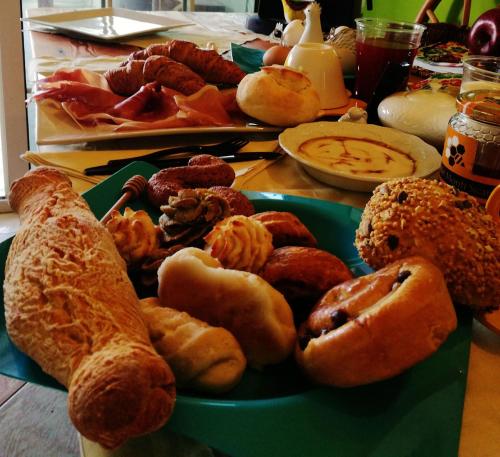 un piatto di pane e pasticcini su un tavolo di Aljama - Downtown B&B a Agrigento