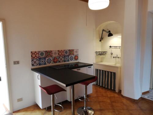 una piccola cucina con bancone e lavandino di Le civette a Montecatini Val di Cecina