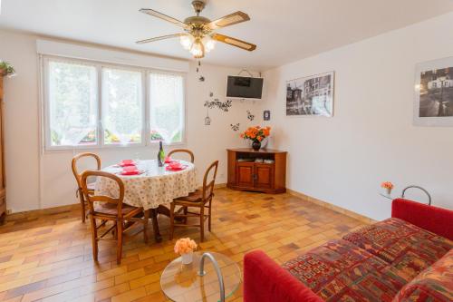 - un salon avec une table, des chaises et un canapé dans l'établissement Angels Inn, à Coutevroult