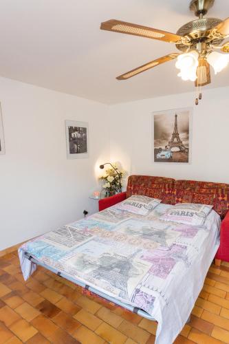 Ce lit se trouve dans un dortoir doté d'un ventilateur de plafond. dans l'établissement Angels Inn, à Coutevroult