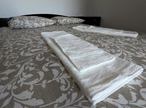 a bed with two white towels on top of it at Antoni's House in Timfristós