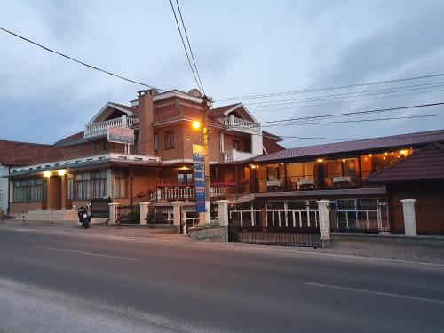 a building on the side of a street at Kompleks Fontana in Vladičin Han