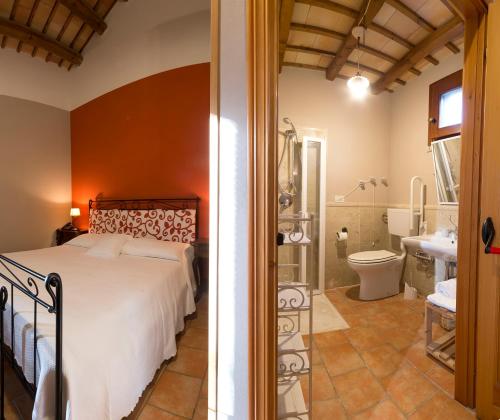 a bedroom with a bed and a bathroom at Agriturismo Don Carlo in Baglio Rizzo
