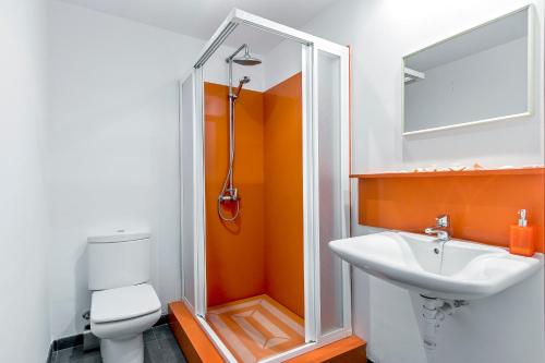 ポリェンサにあるApartment Jobi duplex aticoのバスルーム(トイレ、洗面台、鏡付)