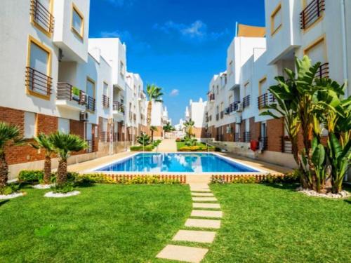 Best Located Apt - Fabulous Pool !