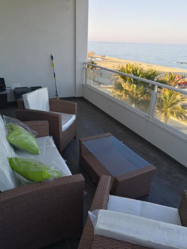 Cette chambre comprend des chaises et des tables et offre une vue sur la plage. dans l'établissement infinito, à Alba Adriatica