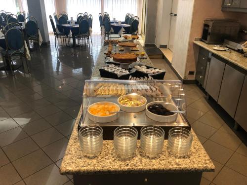 een buffet met veel verschillende soorten eten bij Hotel Marzia con Piscina in Riccione