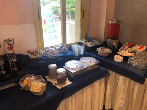 een blauwe tafel met eten erop bij Hotel Marzia con Piscina in Riccione