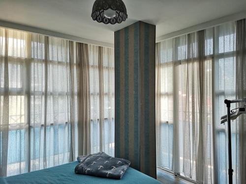 1 dormitorio con ventanas y 1 cama con almohada en Vacation home in Gonio, en Gonio