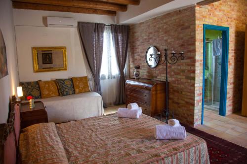 a bedroom with a bed with two towels on it at Casa Go'El in Chiaramonte Gulfi
