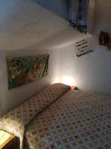 a bedroom with a bed and a sign on the wall at Giglio di mare Marzamemi in Marzamemi