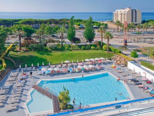 una vista aérea de una piscina en un complejo en Hotel Montemar Maritim, en Santa Susanna