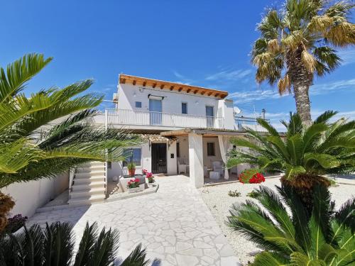 a house on the beach with palm trees at Villa Giummarito in Scicli