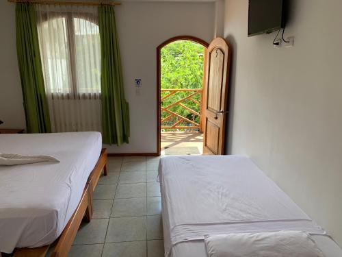 Ένα ή περισσότερα κρεβάτια σε δωμάτιο στο Hostal White House Galapagos