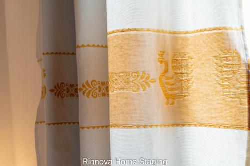 a shower curtain with a gold design on it at Villa Vitto - Sleep & Go in Capoterra