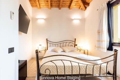 a bedroom with a bed and a tv in a room at Villa Vitto - Sleep & Go in Capoterra