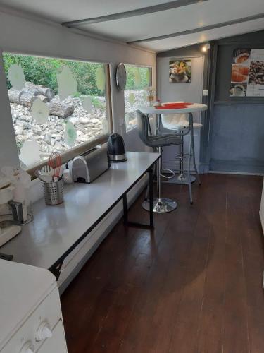 - une cuisine avec un comptoir et une table dans une pièce dans l'établissement Chez Eve, à Nîmes