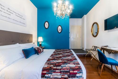 
a room with a bed, table, chairs and a lamp at Bibliò Rooms Guesthouse in Bologna
