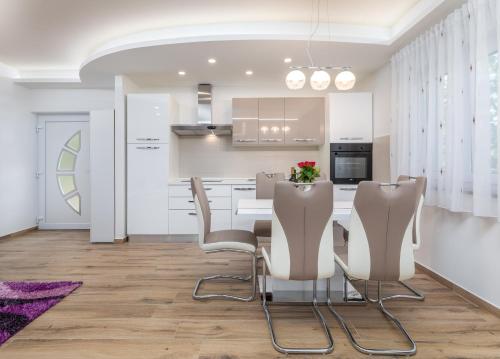 Dapur atau dapur kecil di Apartment R & Z-Brand new family apartment with a spacious yard