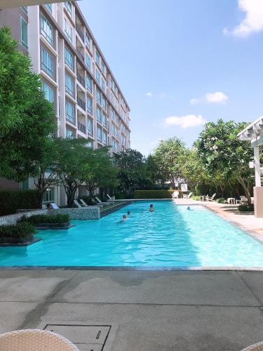 a swimming pool in front of a building at บ้านเพียงเพลิน in Hua Hin