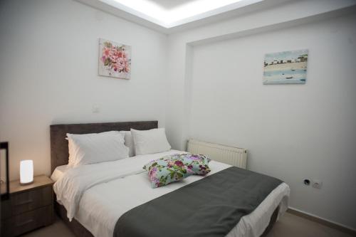 a bedroom with a bed with white sheets and pillows at DREAM APPARTMENT 2 PEREA in Perea