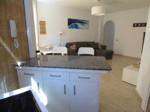 A kitchen or kitchenette at Apartamento Medanero FGF