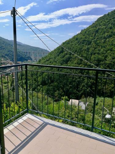 un balcone con vista su una montagna di B&B Quincas Berro d'Agua a Recco