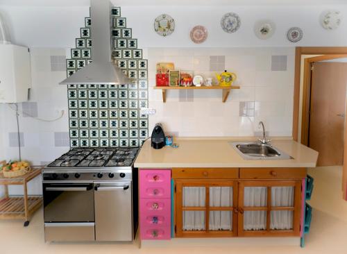 a toy kitchen with a stove and a sink at La Casina de Micaela in Perales del Puerto