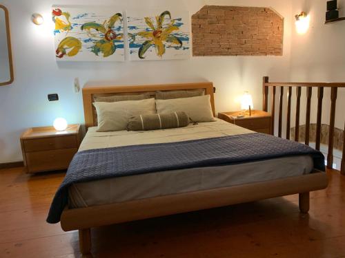 una camera da letto con un letto grande con due comodini di Luxuria 3 a Iglesias