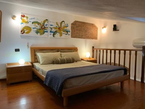 una camera da letto con un letto con due comodini e due lampade di Luxuria 3 a Iglesias