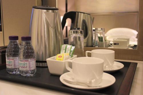a black tray with cups and cups and bottles of water at ملفا للشقق المخدومة in Qal'at Bishah