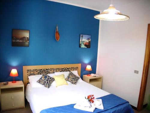TresnuraghesにあるVeranda sulla Spiaggiaの青い壁のベッドルーム1室