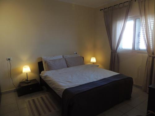 Ένα ή περισσότερα κρεβάτια σε δωμάτιο στο Nora Apartments