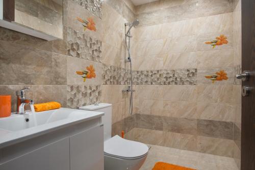 een badkamer met een douche, een toilet en een wastafel bij Вили Алекс in Elena