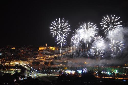 een vuurwerkshow met een stad op de achtergrond bij Confluentia H&A - Believe It or Not Apartments in Coimbra