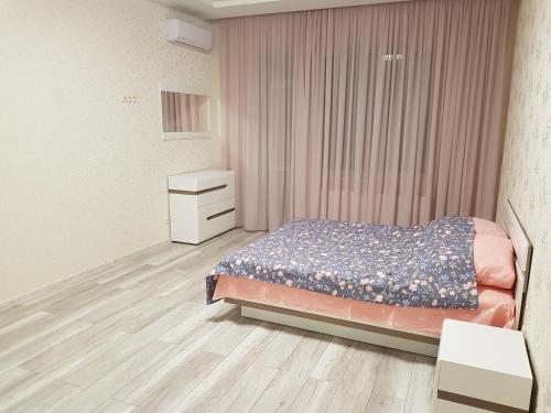 niewielka sypialnia z łóżkiem i komodą w obiekcie New apartment on Parkovaya w mieście Czarnomorsk