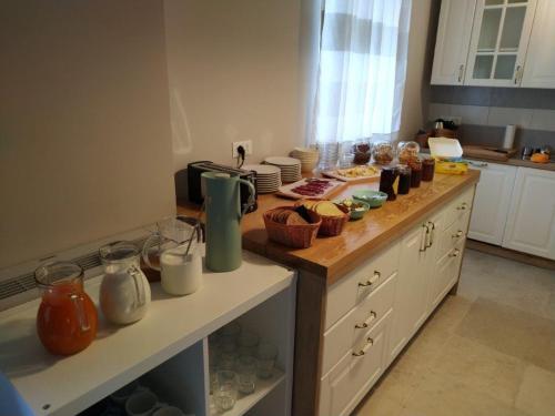 a kitchen with a counter top with dishes on it at Casa Lenka in Málchina
