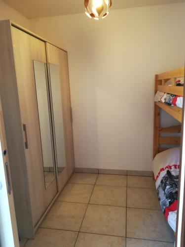 Cette chambre dispose d'une porte et de carrelage. dans l'établissement Vacances paradisiaques, à Savines